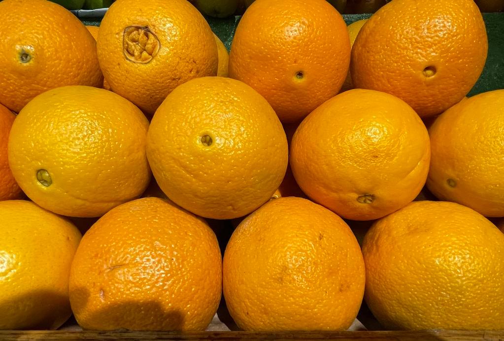 FRESH SUNKIST  NAVEL ORANGE SINGLE A-GRADE QUALITY  · VERY SWEET AND JUICY TO EAT 