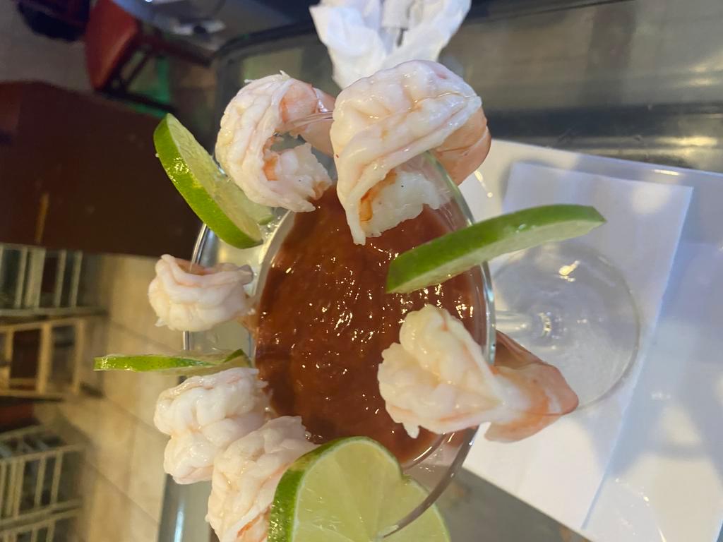 Coctel de Camarones · Shrimp cocktail.