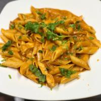 Penne con Pollo · Penne with chicken.
