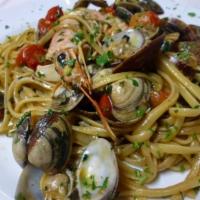 Linguine alle Vongole · Linguine with Clams, Cherry Tomatoes and Garlic Olive Oil Sauce.