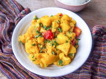 Aloo Gobi · Delightful steamed potatoes and cauliflower cooked with fresh onions, tomatoes and spices.