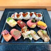 Natsu Omakase  · 9 seasonal pieces of chef's choice nigiri and 1 makimono seasonal pieces chef's choice.