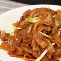 Hong-Kong Beef Chow Fun · 干炒牛河
flat chow-fun rice noodles, tender beef, onion, scallions, beansprouts, dark soy glaze