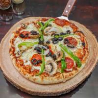 Deluxe Pizza · Onion, mushroom, black olives, beef, pepperoni, and green peppers.
