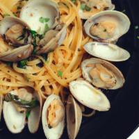 Linguine Vongloe · Manila clams with white wine fresh garlic
and lemon juice served with linguine.