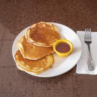 Breakfast Pancakes · Tres pancakes servidos con deliciosa miel. 3 buttermilk pancakes.