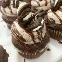 Chocolate Cookies & Cream · Chocolate cupcake, with cookies and cream buttercream, fudge drizzle, topped with Oreos 