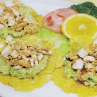 45A. Tostones con Guacamole y Pollo · Fried green plantains topped with guacamole and grilled chicken.