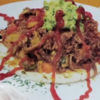 AREPA CON CARNE DESMECHADA · Arepa con carne desmechada y guacamole con salsa de tomate.