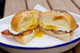 2 Eggs on a Roll Breakfast Sandwich · Dos huevos en un Rolo.