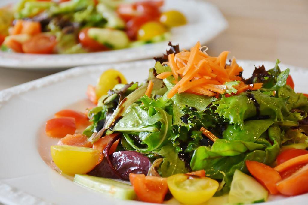 House salad · lettuce ,tomato , cucumber , carrots and balsamic dressing