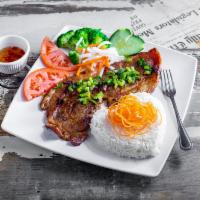 C32. Com Tam Suon Nuong · Grilled pork chop with broken rice.
