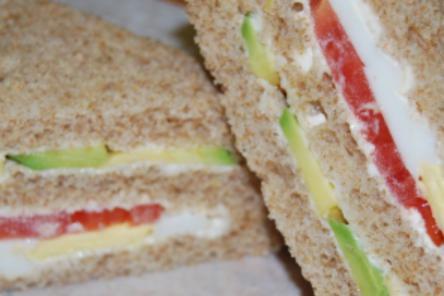 Tripole de Palta Sandwich · Avocado, tomato, hard boiled egg on 3 layers of sliced bread.