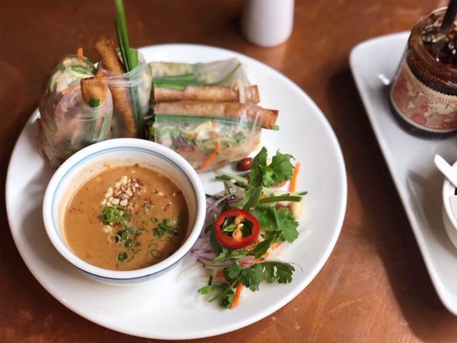 Goi Cuon · Fresh spring roll with shrimp and pork with dipping sauce.