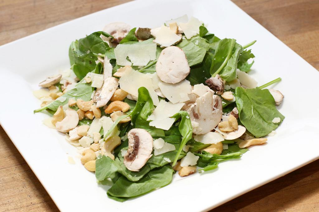 Woppos Salad · Spinach, mushroom, cashew and Grana Padano shredded.