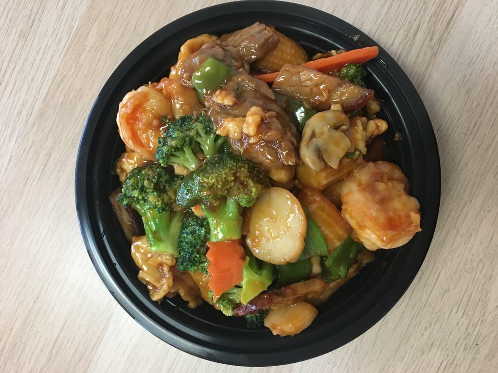S14. Happy Family · Scallops, shrimp, beef, chicken, roast pork and mixed vegetables in chef's special sauce.