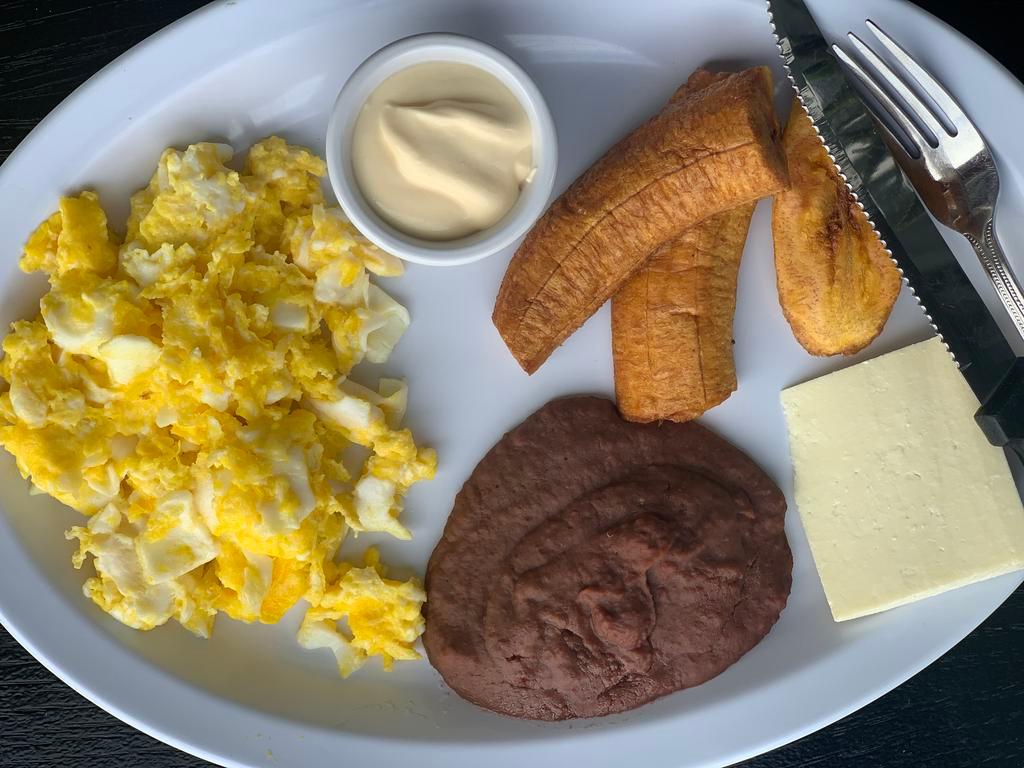 Desyuno Centro Americano · Two eggs, beans, cheese, cream, plantains.
Dos huevos, frijoles, queso, mantequila, maduros