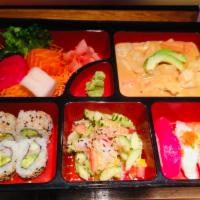 Sushi and sashimi box/massaman · 6 pieces of sashimi, 3 pieces or nigiri, 4 pieces of California. Raw/undercooked. served wit...