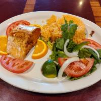 Salmon Grillado · Grilled salmon with rice