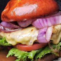 Black Walnut Cheeseburger · Bibb lettuce, pimento cheese, caramelized onions, pickled green tomatoes