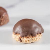 Single Raw Truffle-Dipped Macaroon - Single Raw Vanilla Truffle-Dipped Macaroon · Vanilla or chocolate macaroons dehydrated to perfection; topped w/Chocolate Truffle Mix.

Co...