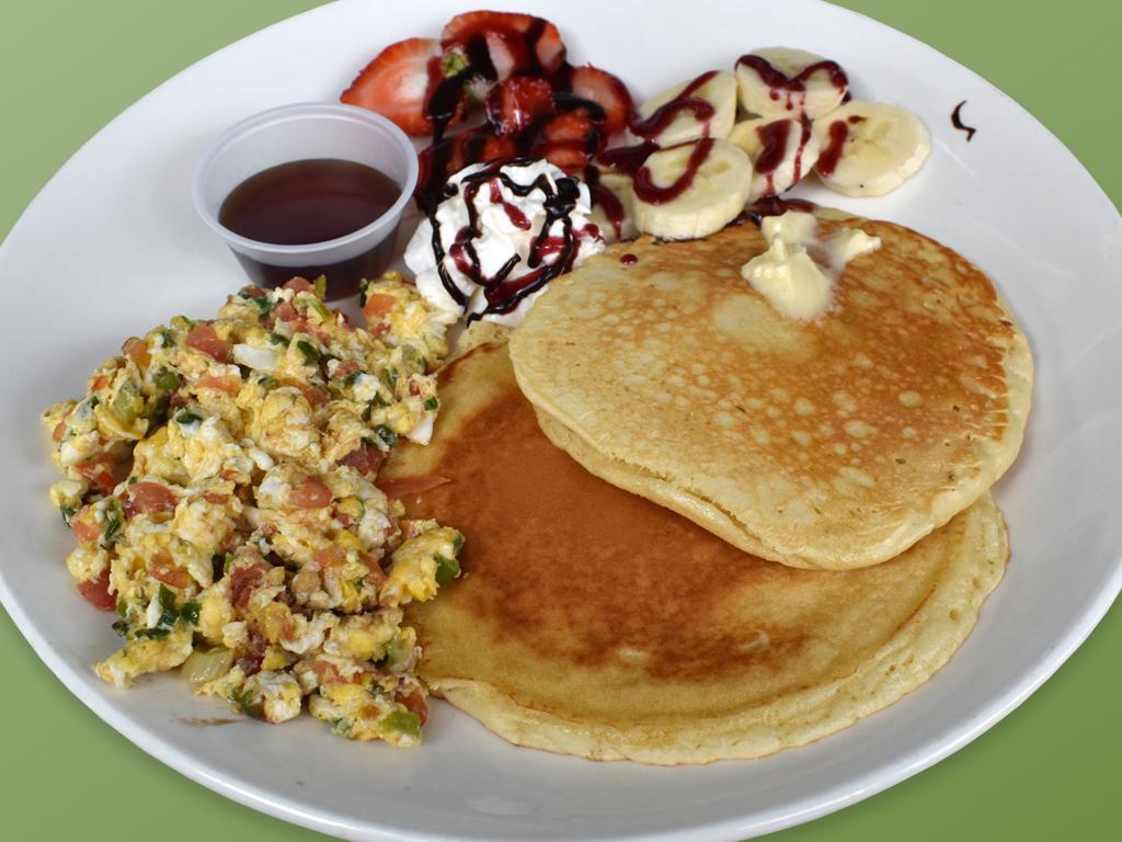 Pancakes con huevos perico y fruta · Pancakes with scrambled eggs  with scallion, tomato & fruit