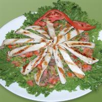 8. Ensalada de Pollo · Grilled chicken salad.