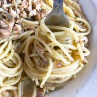 Spaghetti with Clam Sauce Dinner Platter · 