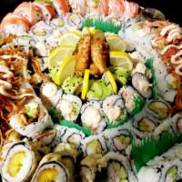 Medium sushi tray · 2 cali roll, 1 bagel tempura, 1 shrimp temp, 1 doral,1 flamingo,1 monkey roll
