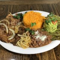 BISTEC ENCEBOLLADO CON NOPALES Y GUACAMOLE · served with rice, beans and tortilla