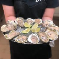 Ostiones en su Concha · Freshly opened and cleaned oysters served on a bed of ice.