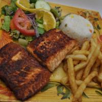 Filete de Salmon · Salmon fillet served with white rice,seasoned fries, salad and garlic bread.
