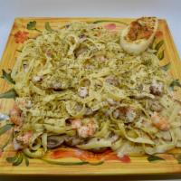Pasta alfredo  · Fettuccine Alfredo noodles with shrimp, octopus and mushroom.