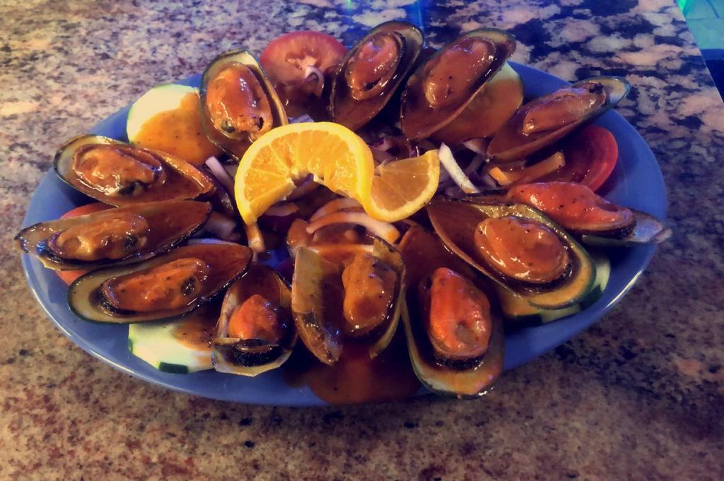 Mejillones · Mussels with spicy sauce.