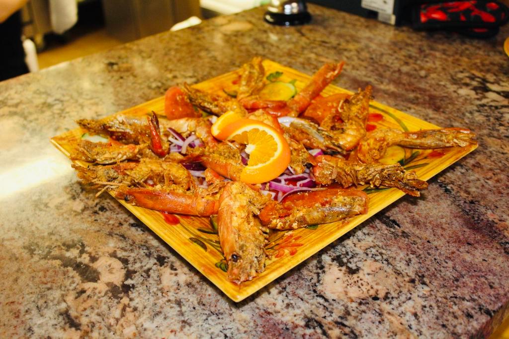 Charola de Langostinos · Prawns tray in a thick and juicy sauce