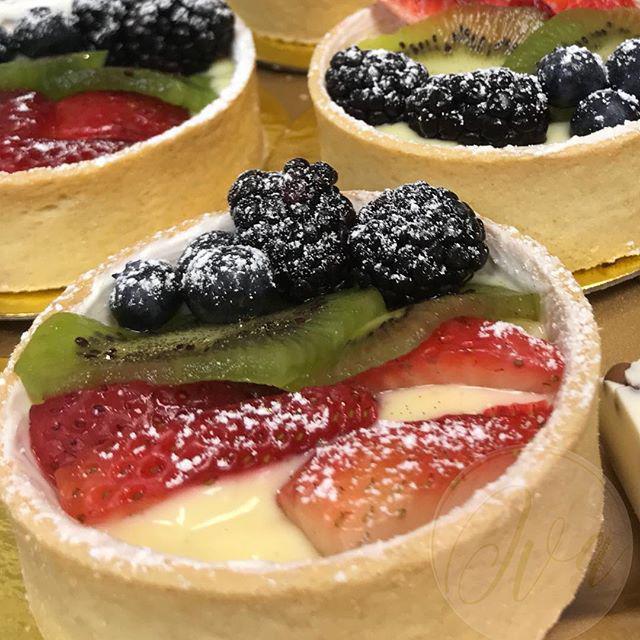 Mini Fruit Tarts · Mini tarts filled with vanilla cream, and fresh fruits (strawberries, blackberries, kiwi)