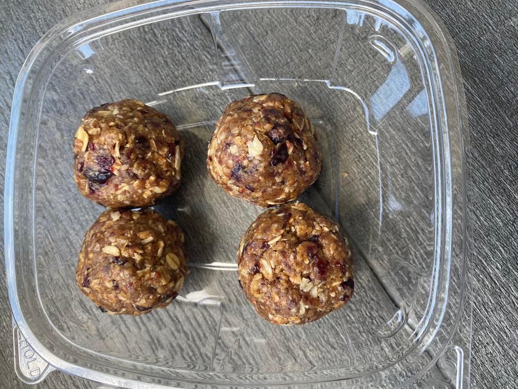 Cranberry oatmeal protein balls · Cranberry, oatmeal, almond butter, flax seeds