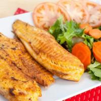 Pescado a la Plancha · Grilled fillet of fish served with rice and a side of salad.