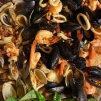 Zuppa di Pesce · Clams, mussels, scallops, calamari, shrimp, in a light marinara sauce served over linguini.