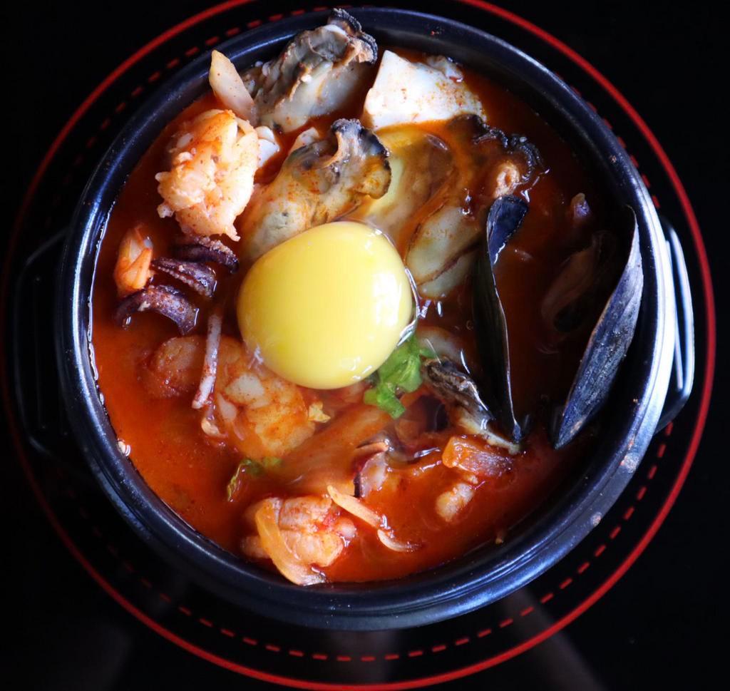 1. Seafood Dubu Soup （海鲜豆腐煲） · Korean Soft Tofu Stew with Oyster, Shrimp, Mussel, Clam, come with Salad, Rice and Egg.
海鲜豆腐煲，有蚝，虾，青口，花蛤和青菜，配有沙拉，米饭和鸡蛋。