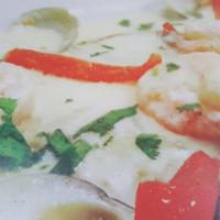 Filete de Pescado con Almejas y Camarones · Fish filet with clams and shrimp.Serred with your 2 side
