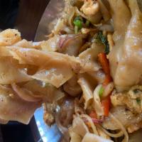 30. Drunken Noodle · Spicy stir fried broad rice noodle with basil, onion and belt pepper. Hot and spicy.
