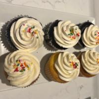 6 Cupcakes Vanilla and Chocolate · 3 vanilla cupcakes with vanilla buttercream and rainbow sprinkles and 3 chocolate cupcakes w...