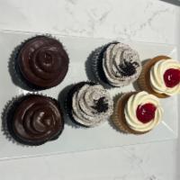 6 pieces Assorted cupcakes 6 · 2 chocolate Oreo, 2 chocolate fudge, 2 vanilla strawberry