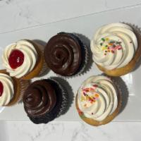 6 pieces Assorted cupcakes 7 · 2 funfetti cupcakes, 2 chocolate fudge 2 vanilla strawberry