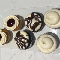 6 pieces Assorted cupcakes 8 · 2 red velvet cupcakes with cream cheese, 2 chocolate cupcakes with cream cheese and ganache ...