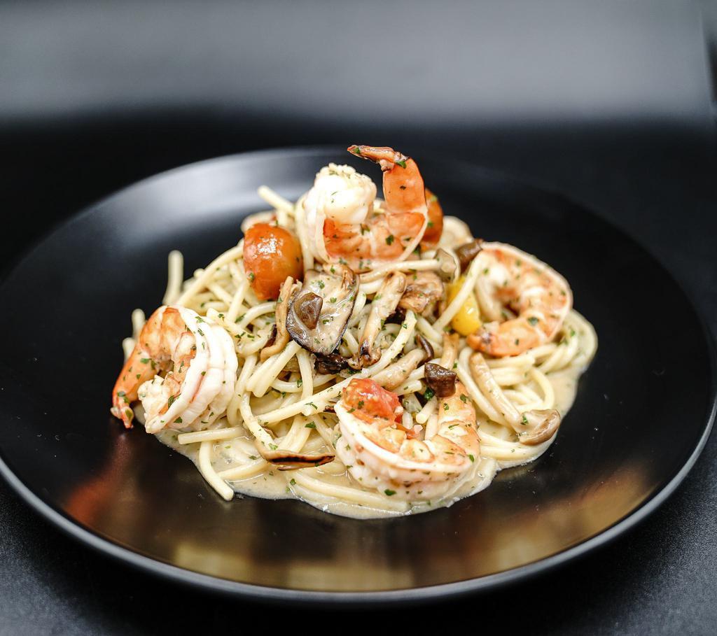 Shrimp Scampi Pasta · wild caught shrimp, organic wild mushrooms, shallots, organic heirloom cherry tomato, parsley, piment d'espelette, breadcrumbs, organic spaghetti pasta