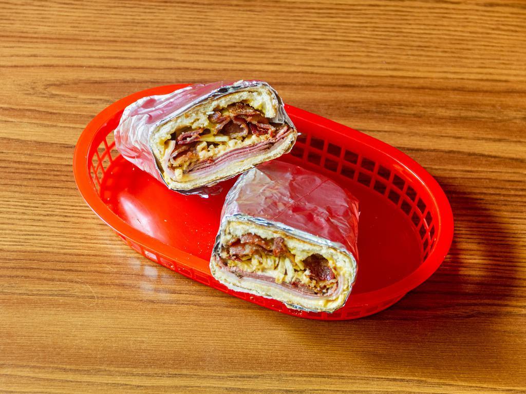 Sandwich de Pastrami · Cheese wiz, ham, pastrami and bacon, potato chips. 