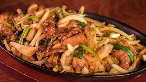 E14. Sizzling Beef · Tender beef grilled with onions in our Korean sauce. Served with your choice of rice.