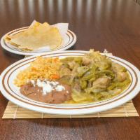 Costilla de Cerdo con Nopales  · Pork ribs with cactus. Servidas con arroz and frijoles en salsa verde, en salsa roja, de mol...